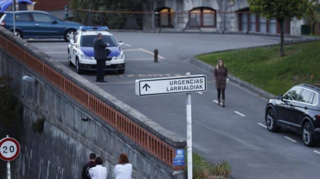 ehículo de la Ertzaintza a las puertas del Hospital de Basurto, en Bilbao, donde anoche un bebé recién nacido fue secuestrado por una mujer