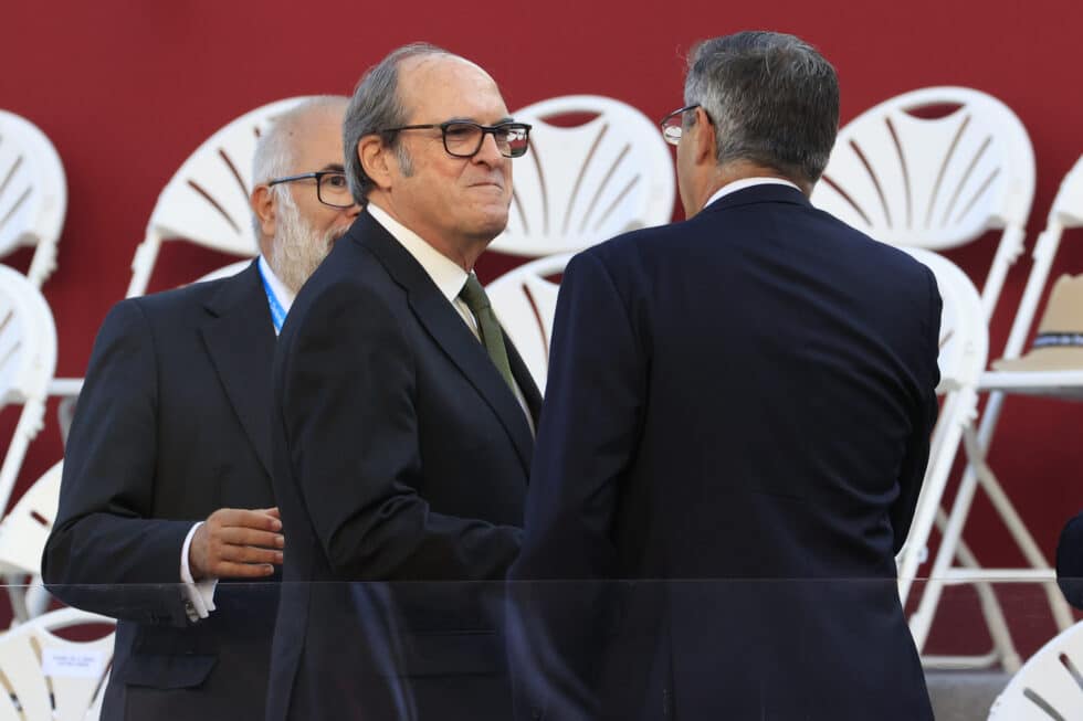 El Defensor del Pueblo Ángel Gabilondo (c) aguarda el inicio del desfile del Día de la Fiesta Nacional, este miércoles, en Madrid.