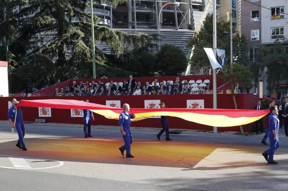 Varios soldados portan la bandera de España al inicio del desfile del Día de la Fiesta Nacional, este miércoles, en Madrid.
