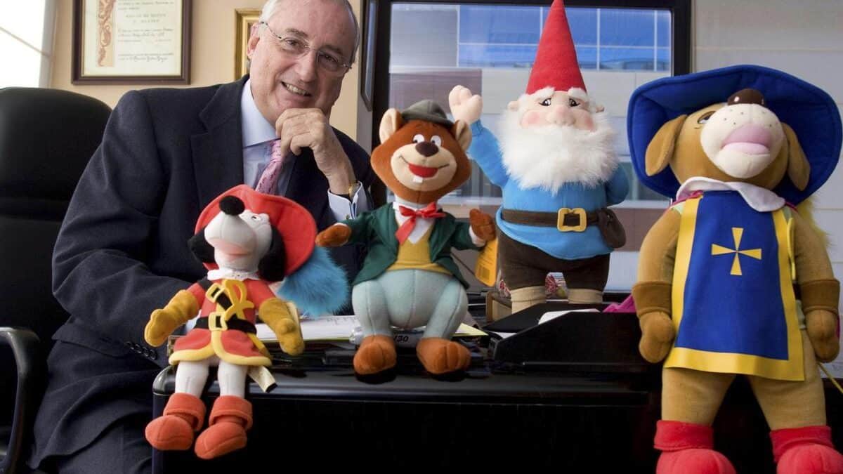 Claudio Biern, con peluches de sus famosos personajes animados