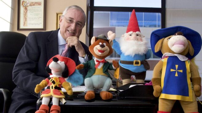 Claudio Biern, con peluches de sus famosos personajes animados