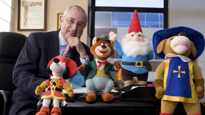 Muere a los 82 años Claudio Biern, el creador de 'Willy Fog', 'David el Gnomo' y 'Los Tres Mosqueperros' Claudio Biern, con peluches de sus famosos personajes animados