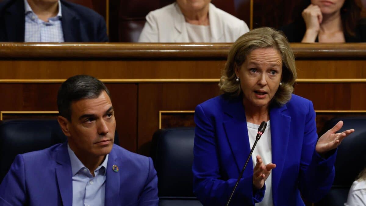 La vicepresidenta primera del Gobierno, Nadia Calviño, responde a Vox en la sesión de control al Ejecutivo en el Congreso de los Diputados