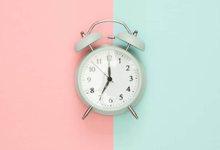 ¿Cuándo se cambia la hora en España al horario de invierno en 2022 y por qué?