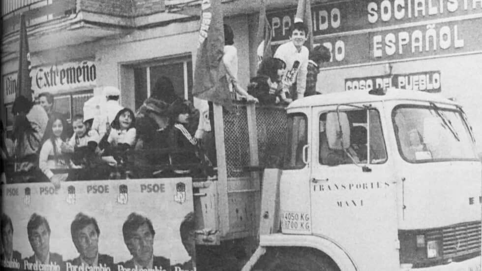 Un camión con propaganda del PSOE en una calle de Madrid durante la campaña de las generales de 1982.