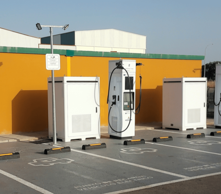 ¿Dónde enchufo mi coche? La maraña burocrática dificulta el despliegue de la red de carga