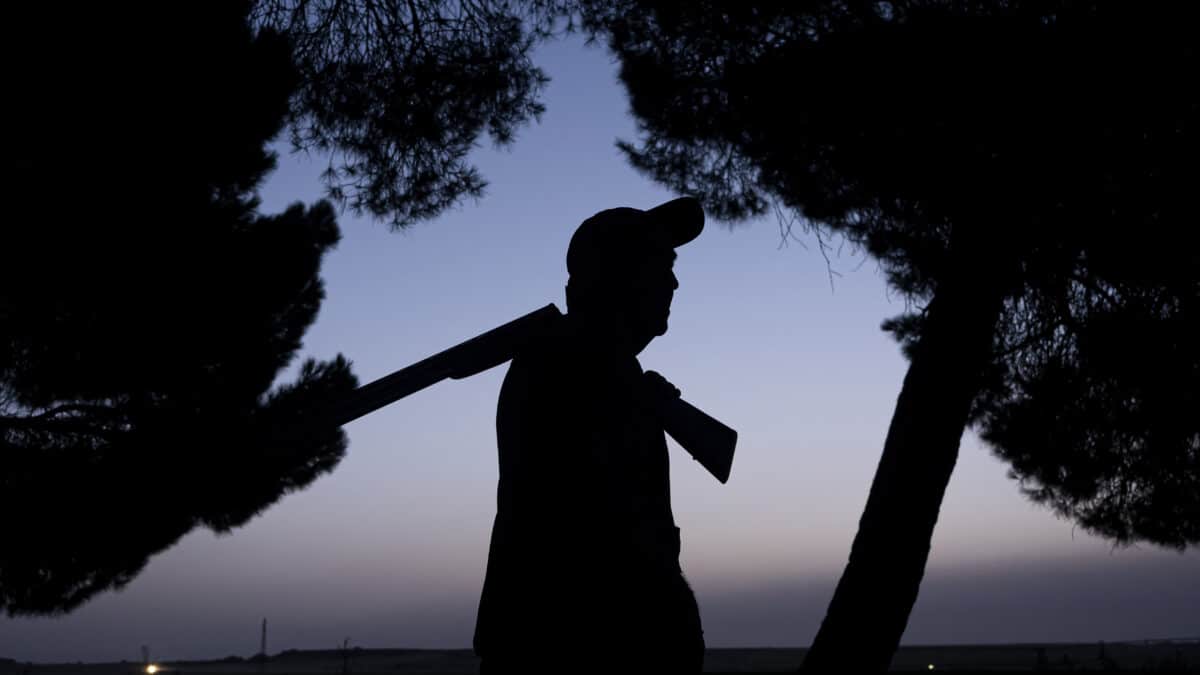Un cazador durante una jornada de caza en Castilla y León (España)