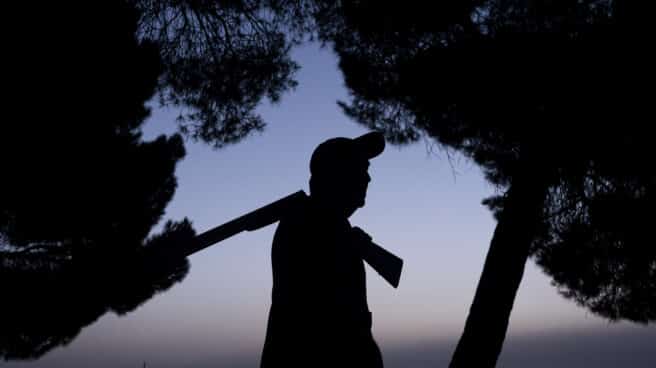 Un cazador durante una jornada de caza en Castilla y León (España)