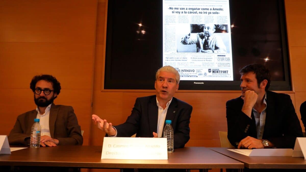 Casimiro García-Abadillo, director de El Independiente, junto a Joaquín Manso, director de El Mundo, y Pablo Herráiz, director del Máster El Mundo.