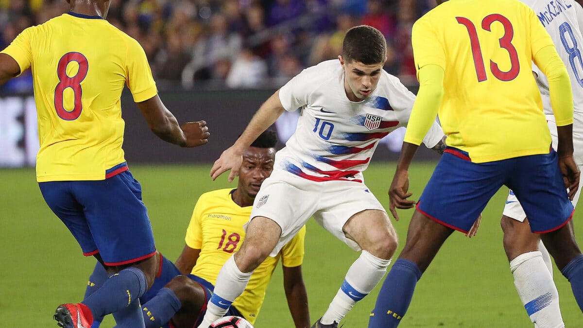 Christian Pulisic, rodeado de rivales durante un partido amistoso entre Estados Unidos y Ecuador.