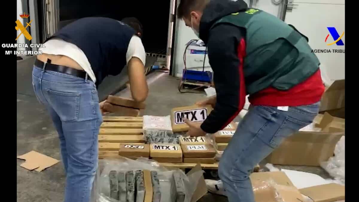 Agentes de la Guardia Civil, ante un cargamento de cocaína aprehendido en el puerto de Algeciras en enero.