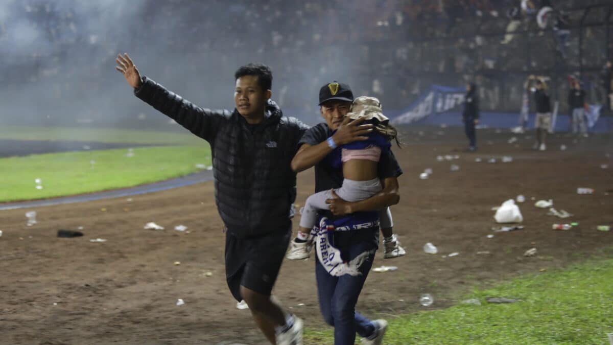 Disturbios en un estadio de fútbol en Indonesia.