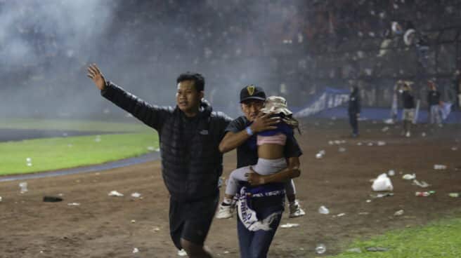 Disturbios en un estadio de fútbol en Indonesia.