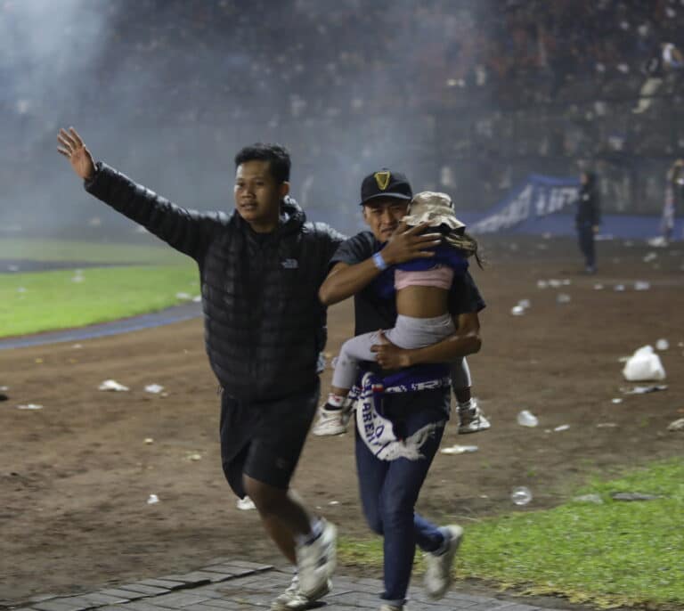 Tragedia en un estadio de Indonesia: al menos 125 muertos