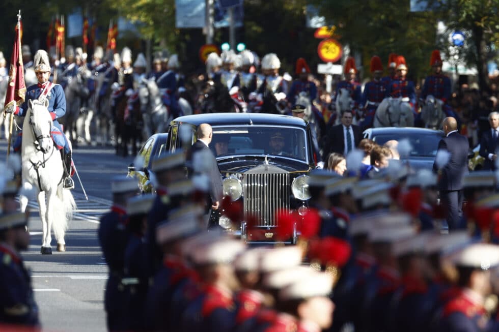 Llegada de los reyes al desfile del Día de la Fiesta Nacional, este miércoles, en Madrid.