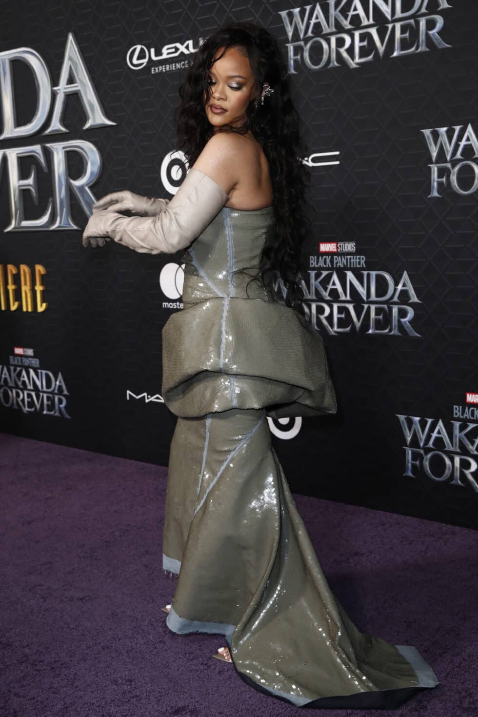 La cantante barbadense Rihanna asiste al estreno de 'Black Panther: Wakanda Forever' de Marvel en el Dolby Theatre de Los Ángeles, California, EE