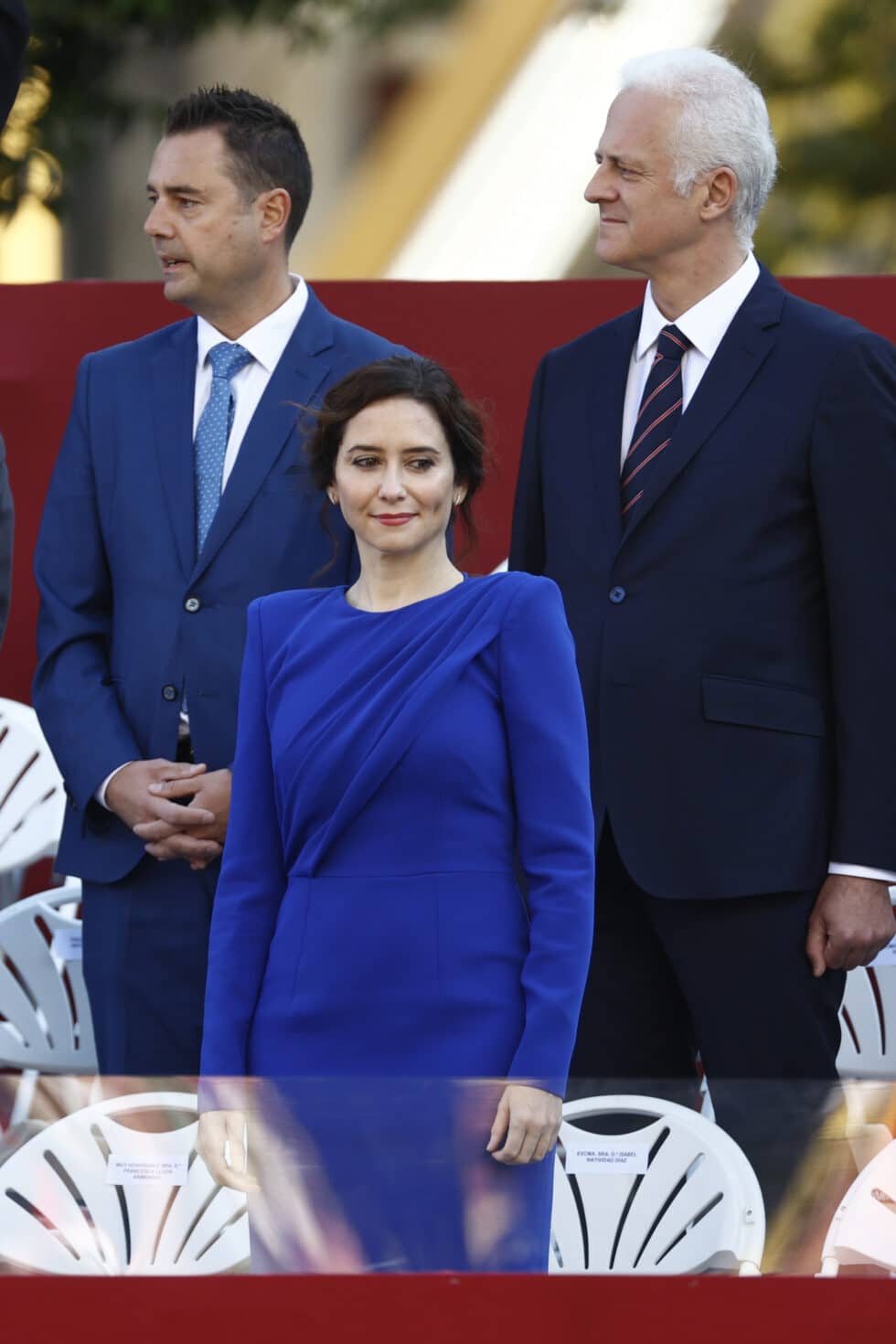 La presidenta de la comunidad de Madrid, Isabel Díaz Ayuso, espera el comienzo del desfile del Día de la Fiesta Nacional, este miércoles, en Madrid.