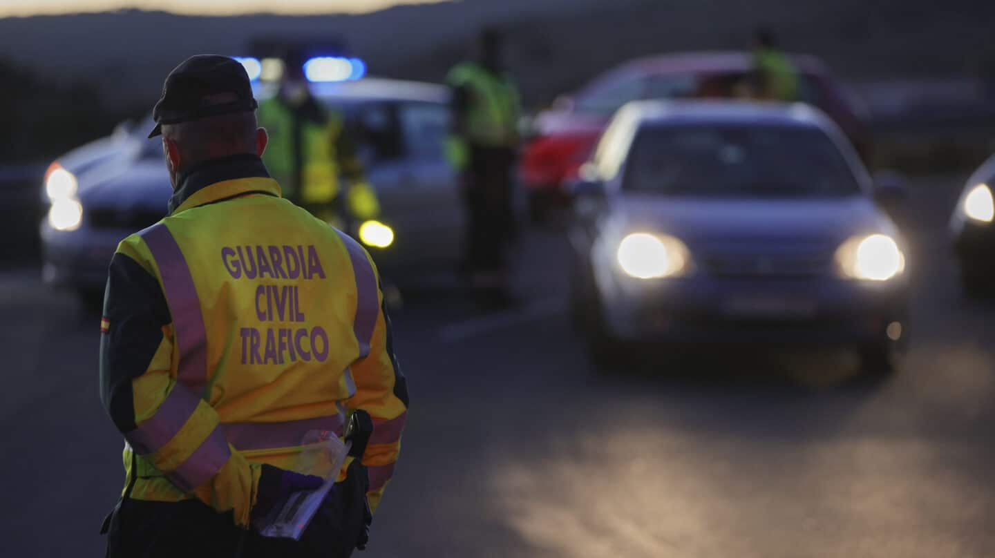 Un agente durante un control de tráfico de la Guardia Civil