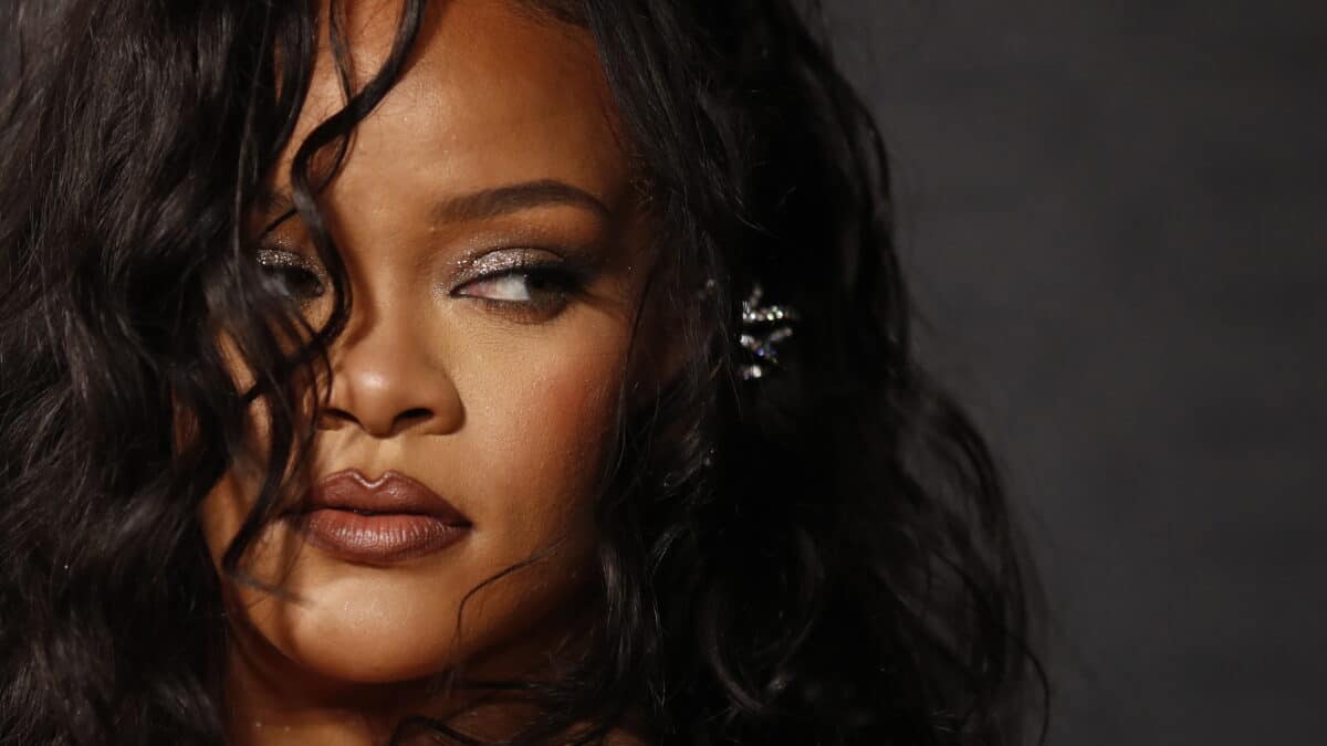 La cantante barbadense Rihanna asiste al estreno de 'Black Panther: Wakanda Forever' de Marvel en el Dolby Theatre de Los Ángeles, California, EE.
