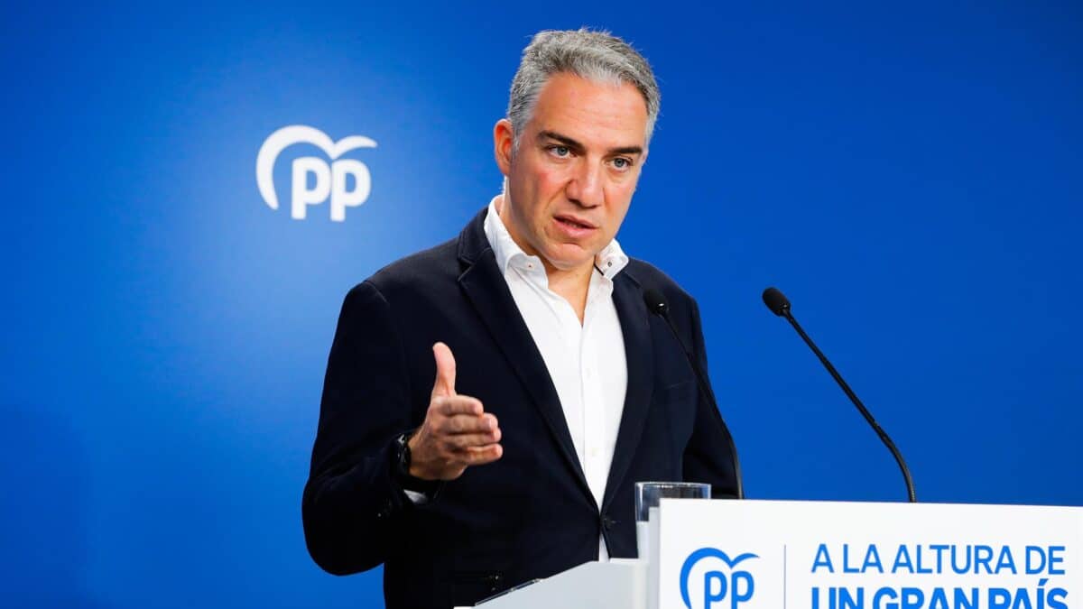 El coordinador general del PP, Elías Bendodo, ofrece una rueda de prensa en Génova, este lunes