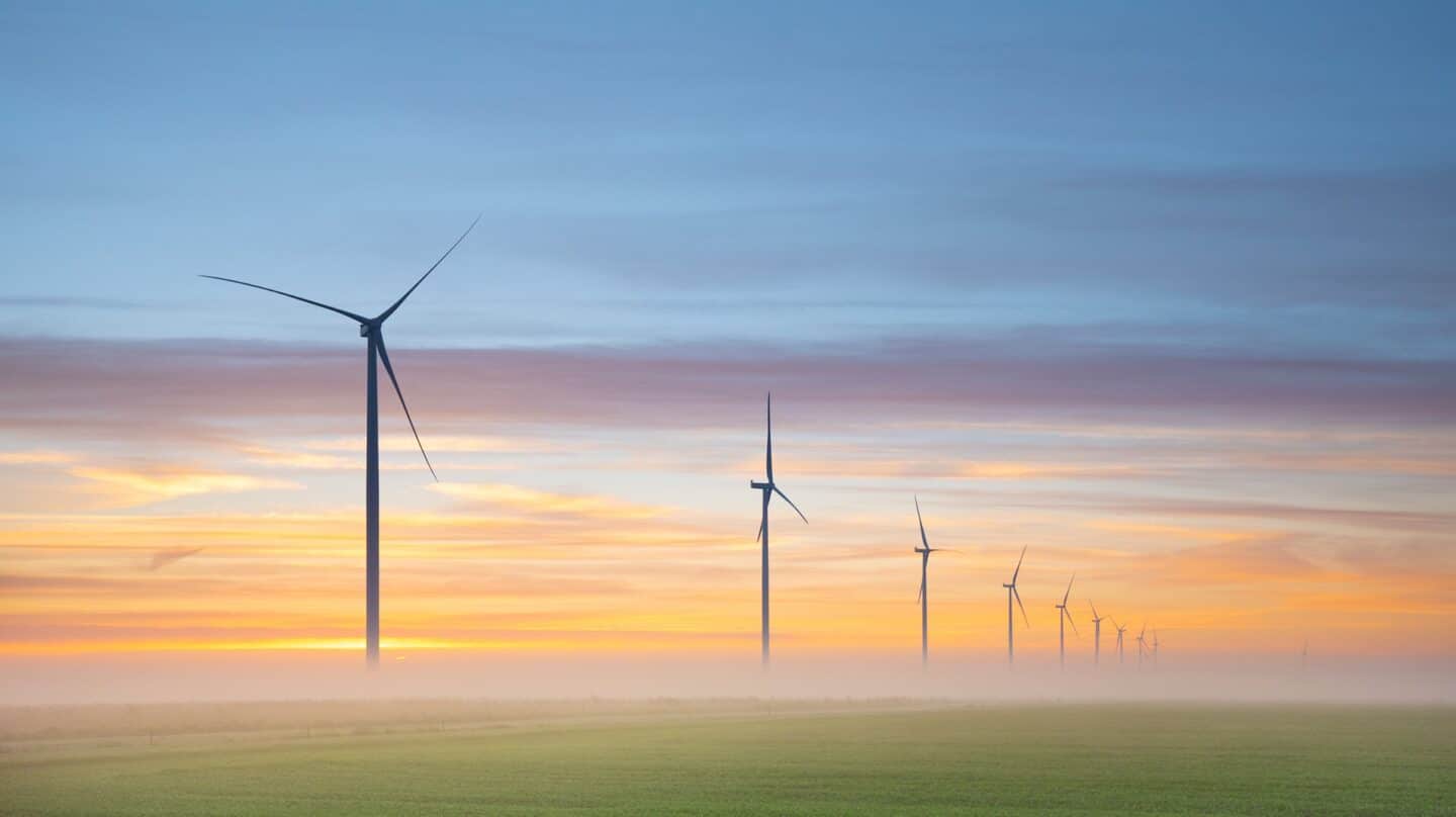 molinos de generación de energía eólica en un campo al amanecer