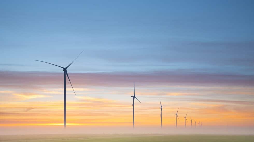 molinos de generación de energía eólica en un campo al amanecer