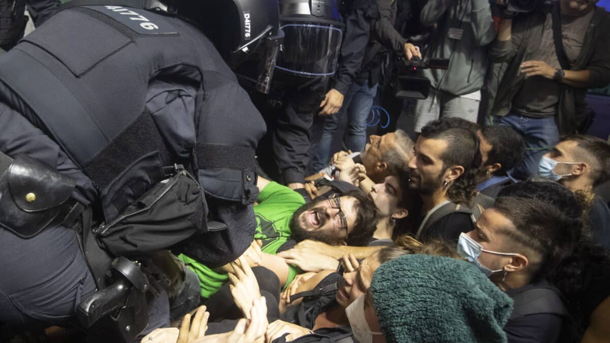 Manifestantes desalojados del Salón Inmobiliario de Barcelona.