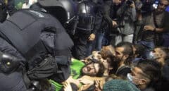 Desalojados decenas de manifestantes en la feria inmobiliaria de Barcelona