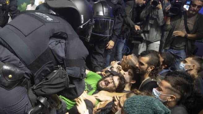 Manifestantes desalojados del Salón Inmobiliario de Barcelona.