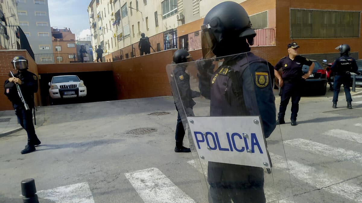Agentes de policía en la barriada del Prínicpe Alfonso en Ceuta donde ha sido asesinado un militar de 37 años al recibir varios disparos.