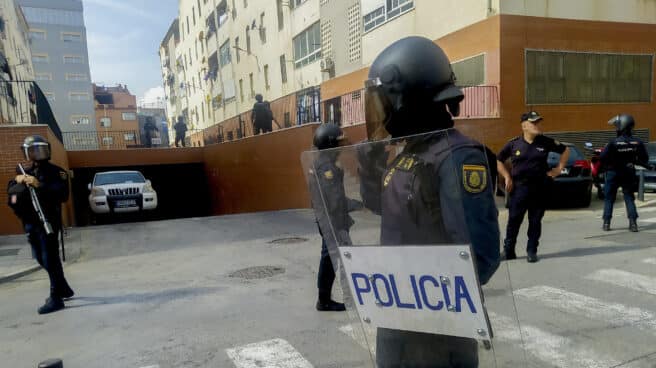 Agentes de policía en la barriada del Prínicpe Alfonso en Ceuta donde ha sido asesinado un militar de 37 años al recibir varios disparos.