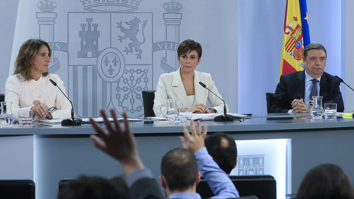 La portavoz del Gobierno y ministra de Política Territorial, Isabel Rodríguez, junto al ministro de Agricultura, Luis Planas y a la ministra de Transición Ecológica, Teresa Ribera.