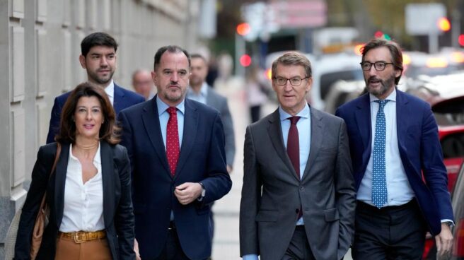 El presidente del PP, Alberto Núñez Feijóo, y el líder del PP vasco, Carlos Iturgaiz, a su llegada a la conferencia organizada por El Correo en Vitoria.