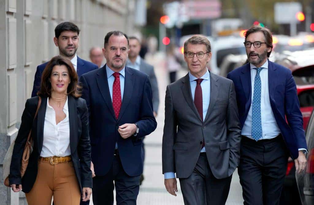 El presidente del PP, Alberto Núñez Feijóo, y el líder del PP vasco, Carlos Iturgaiz, a su llegada a la conferencia organizada por El Correo en Vitoria.