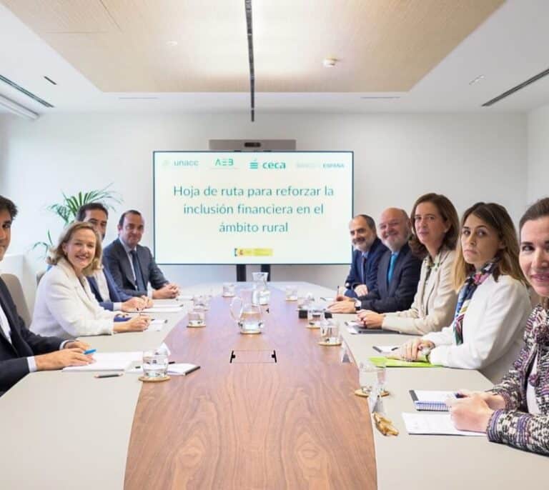 La banca tendrá que asegurar un punto de acceso financiero en los municipios de más de 500 habitantes en 6 meses