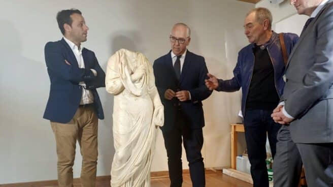 Descubren en Jaén una escultura romana tallada en mármol de una mujer del siglo I Presentación de la escultura hallada en Cástulo (Jaén)