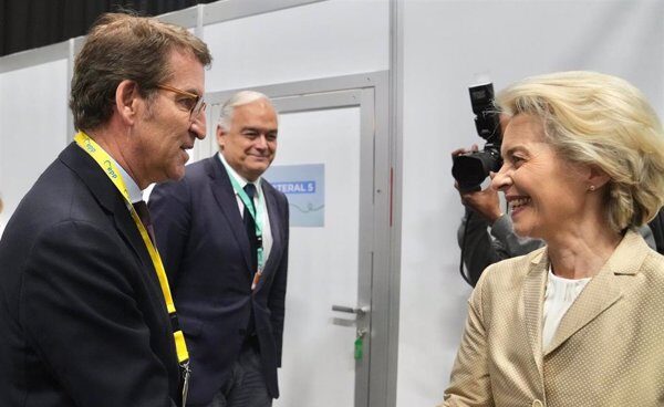 El líder del PP, Alberto Núñez Feijóo, con la presidenta de la Comisión Europea, Ursula von der Leyen, en Róterdam