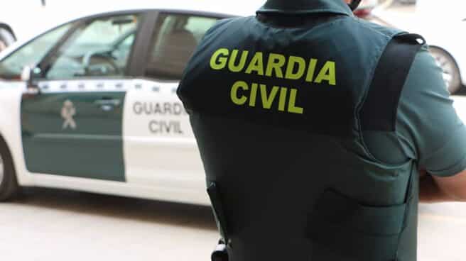 Muere un trabajador al precipitarse del techo de una nave en Fines (Almería) Muere un trabajador al precipitarse del techo de una nave en Fines (Almería).