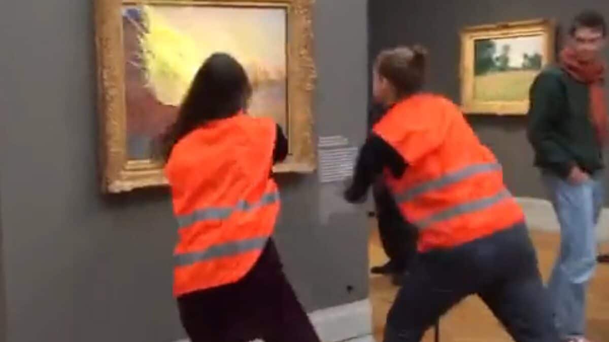Dos activistas climáticos lanzan puré de patata a un cuadro de Monet en Berlín