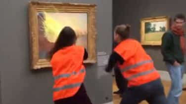 Dos activistas climáticos lanzan puré de patata a un cuadro de Monet en Berlín
