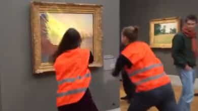 Dos activistas climáticos lanzan puré de patata a un cuadro de Monet en Berlín