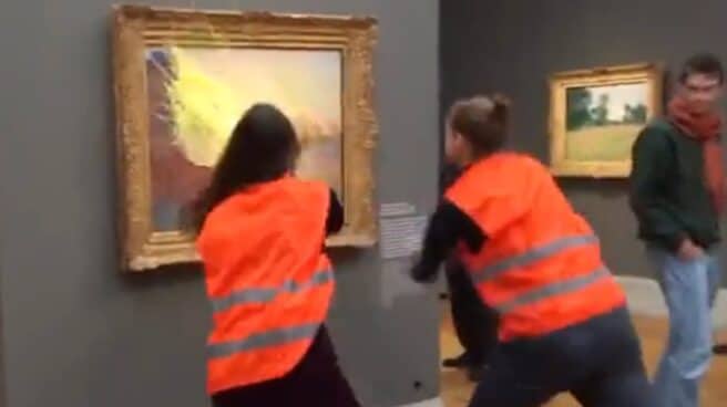 Activistas lanzan puré de patata contra un cuadro de la serie 'Los Pajares' del pintor francés Claude Monet