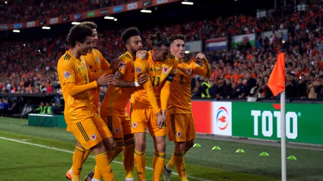 Gareth Bale simula un golpe de golf junto a sus compañeros en un partido de Gales contra Holanda en la UEFA Nations League. Gareth Bale simula un golpe de golf junto a sus compañeros en un partido de Gales contra Holanda en la UEFA Nations League.