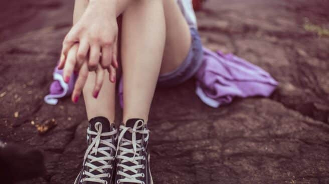 hand-shoe-girl-woman-white-photography-948842-pxhere.com El 98% de los adolescentes que cambian de sexo no se arrepienten de adultos, según The Lancet