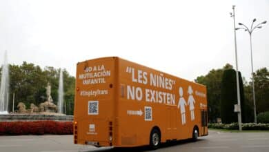 HazteOir.org presenta un bus contra la ley trans con lemas como "les niñes no existen"