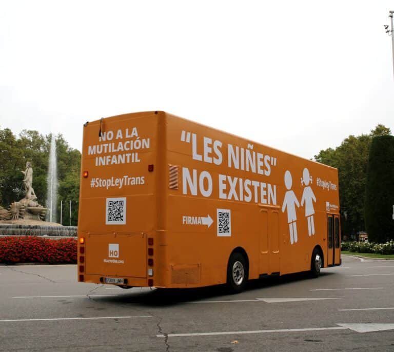 HazteOir.org presenta un bus contra la ley trans con lemas como "les niñes no existen"