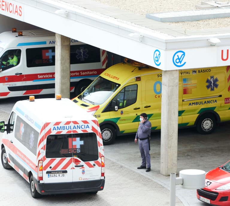Un hombre entra con un hacha en un hospital buscando al cirujano que lo había operado