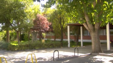 Un chico de 17 años recibe varios pinchazos por la espalda a la salida de un colegio de Madrid