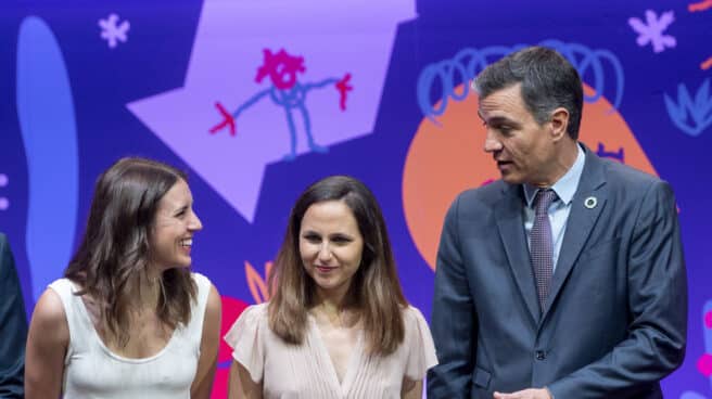 Irene Montero, Ione Belarra y Pedro Sánchez, en un acto sobre derechos de la infancia, celebrado en el mes de julio.