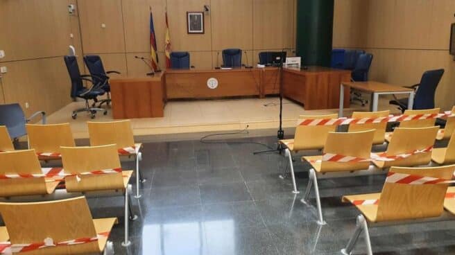 traductores-juicios-comisarias-juran-arameo-condiciones-laborales-ofilingua-896-euros-hora-contrato-fijo-discontinuo Sala de vistas en la Ciudad de la Justicia de Valencia con medidas frente a la covid.